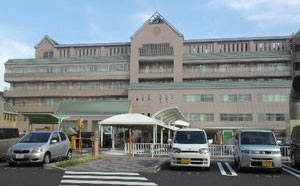 神奈川県立こども医療センターの外観およびスマイリングホスピタルジャパンの活動の模様
