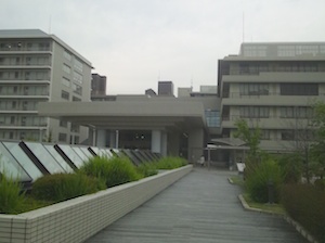 京都大学医学部附属病院の外観およびスマイリングホスピタルジャパンの活動の模様